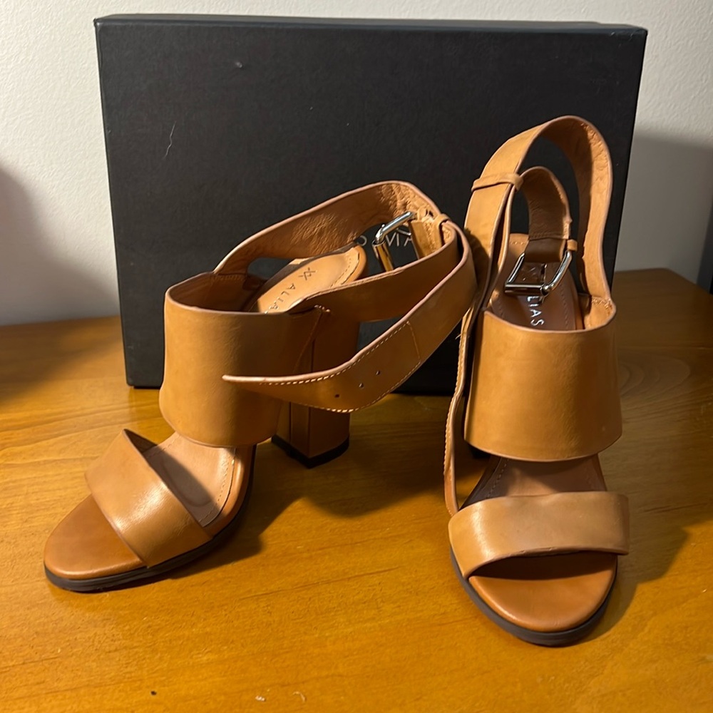 Alias Mae brand new tan block heel sandals EU size 36